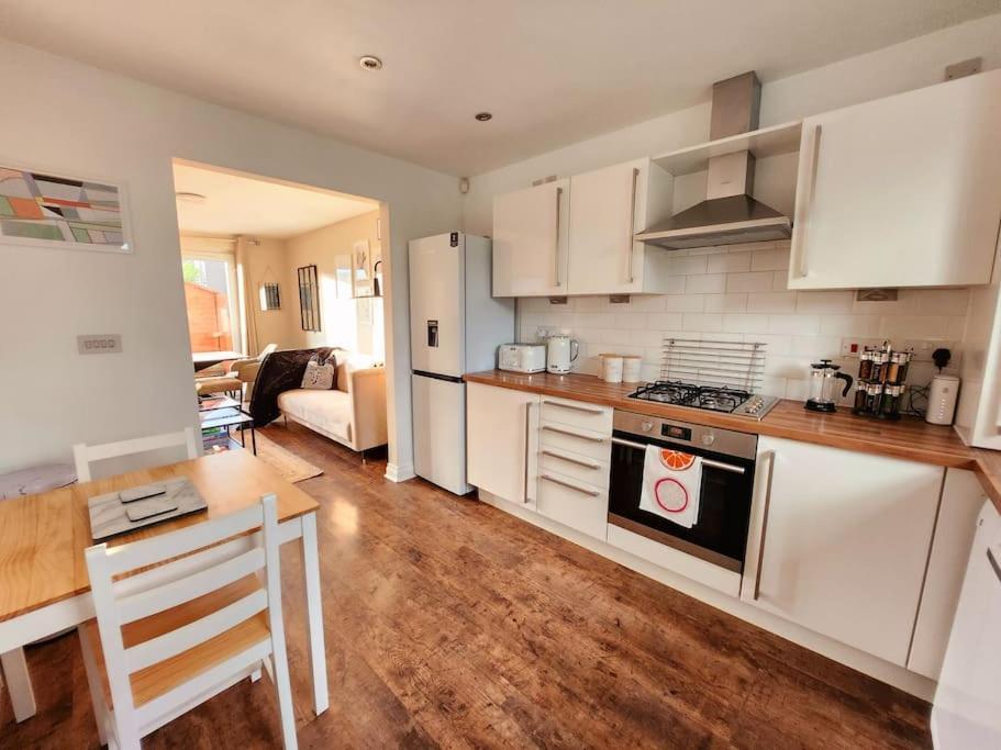 Modern 5 Bedroom Townhouse With Free Parking Glasgow Esterno foto