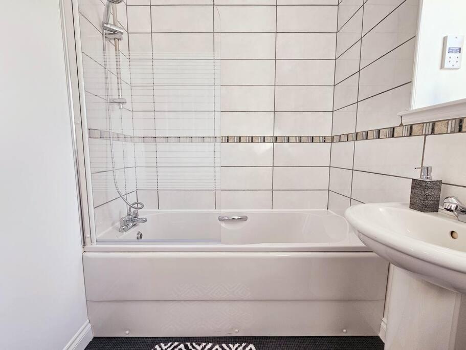 Modern 5 Bedroom Townhouse With Free Parking Glasgow Esterno foto